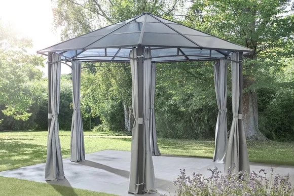Gartenpavillon mit Vorhängen